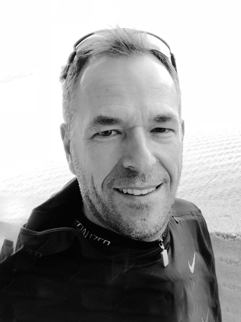 Marco Lüdtke, Managing Partner bei UMWERK. Er entwickelt digitale Strategien, die Unternehmen messbare Erfolge und eine starke Marktposition sichern. Sein Fokus liegt auf nutzerzentrierten Lösungen, die nachhaltig Wert schaffen.